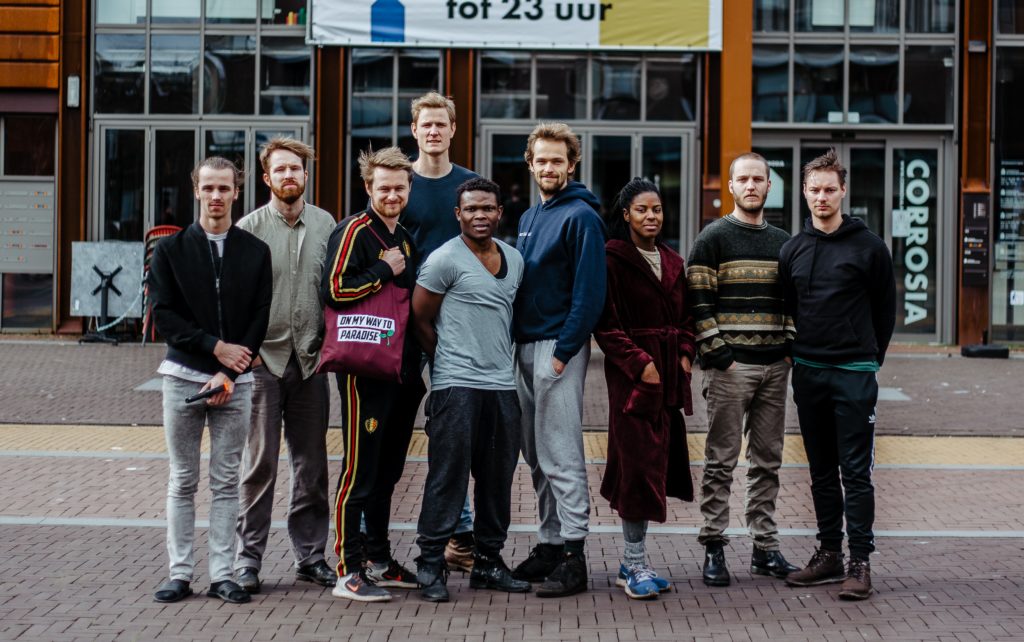 We-wilde-bij-elk-theater-een-groepsfoto-maken-alleen-van-almere-hebben-we-er-1-omdat-we-daar-het-nieuws-hoorde-1024x642-1